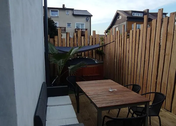 Nowy Z Jacuzzi 度假居 *