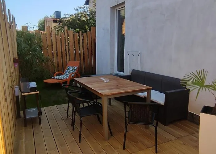 Nowy Z Jacuzzi 度假居